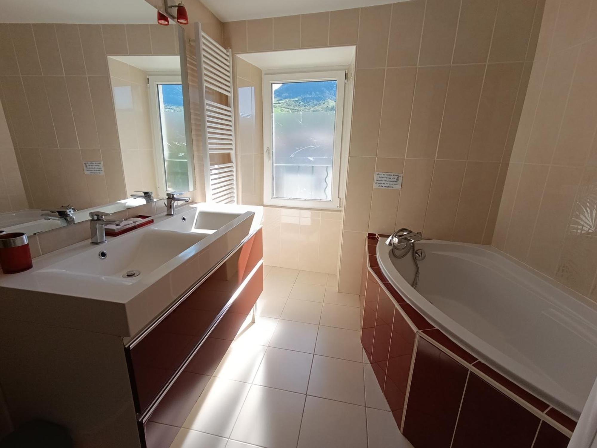 Maison Spacieuse Et Agreable Saint-Georges-de-Luzençon Eksteriør bilde